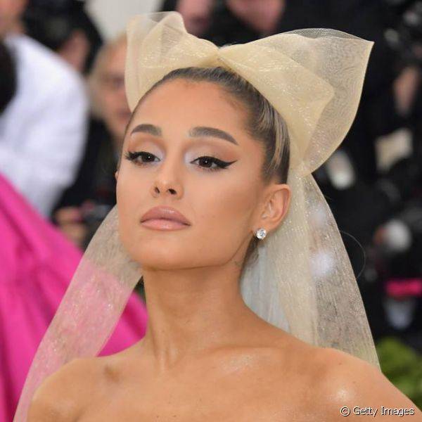 Make Ariana Grande Met Gala 2018: cantora apostou na sombra iluminada no canto interno dos olhos e delineado gatinho afiado (Foto: Getty Images)